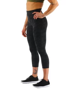 TYR Base Kinetic™ Women's High-Rise 3/4 Leggings - Blackout Camo 15 TYR Base Kinetic™ Women's High-Rise 3/4 Leggings - Blackout Camo -Tyr FTTMRB3A 001 alt04