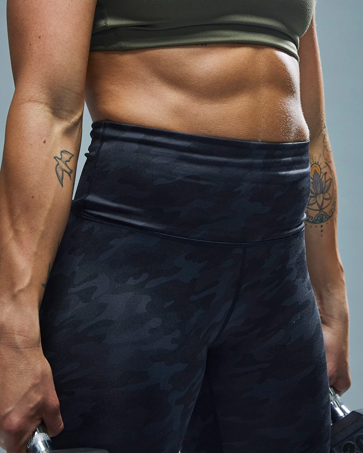 TYR Base Kinetic™ Women's High-Rise 3/4 Leggings - Blackout Camo 9 TYR Base Kinetic™ Women's High-Rise 3/4 Leggings - Blackout Camo - Image 9