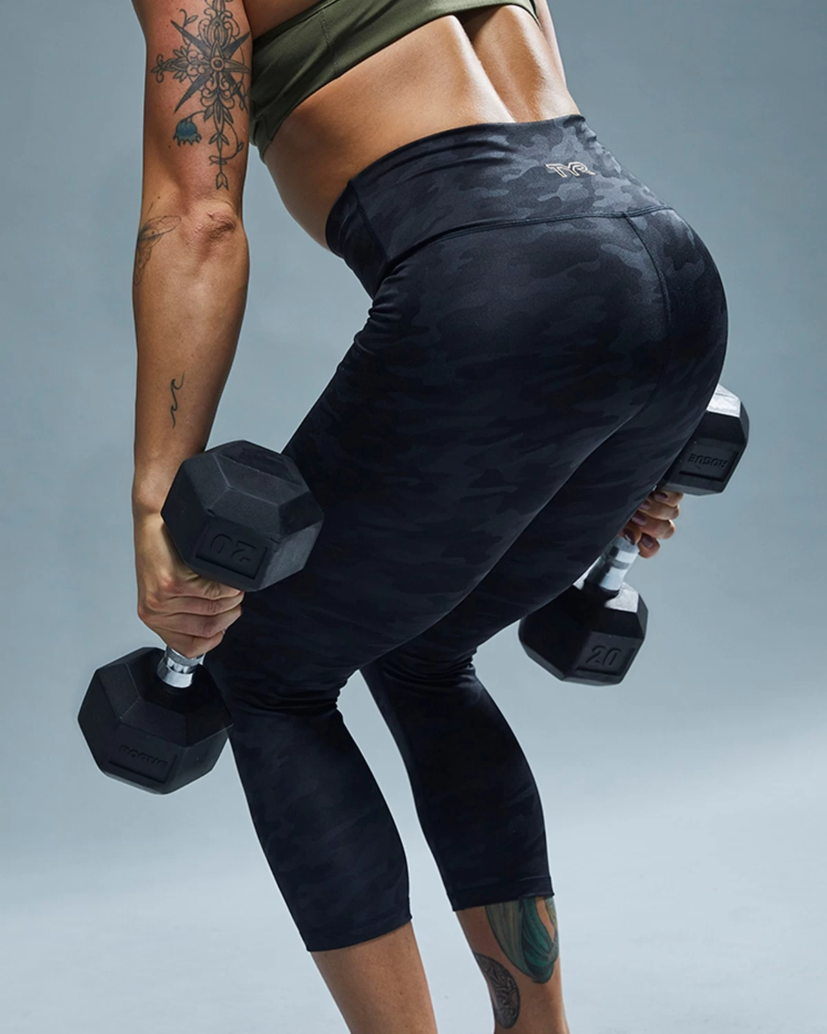 TYR Base Kinetic™ Women's High-Rise 3/4 Leggings - Blackout Camo 11 TYR Base Kinetic™ Women's High-Rise 3/4 Leggings - Blackout Camo - Image 11