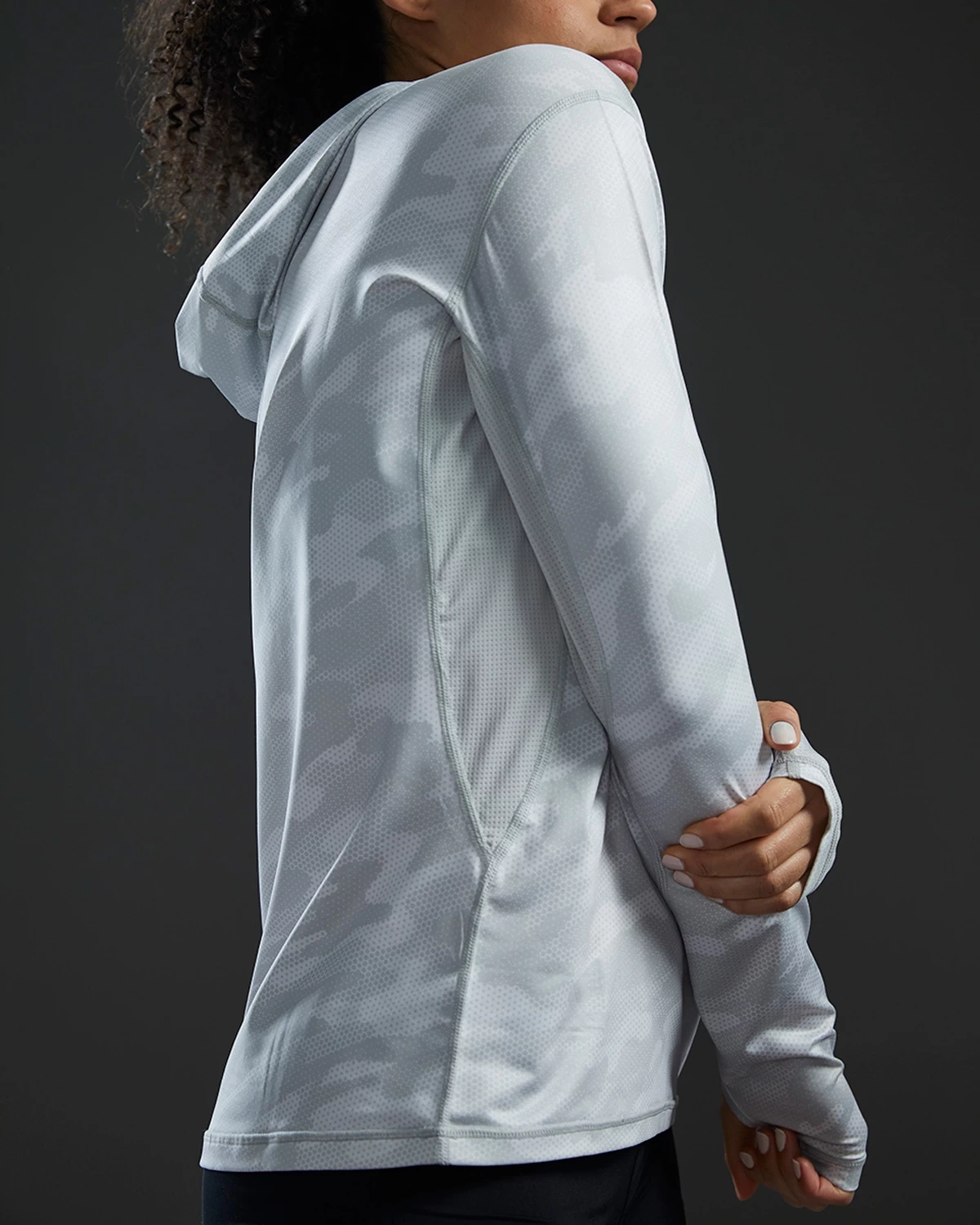 TYR SunDefense™ Women's Vented Hooded Shirt - Camohex 8 TYR SunDefense™ Women's Vented Hooded Shirt - Camohex - Image 8