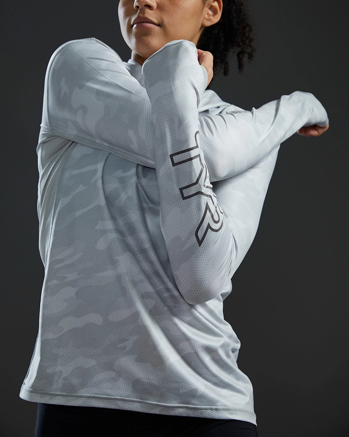 TYR SunDefense™ Women's Vented Hooded Shirt - Camohex 9 TYR SunDefense™ Women's Vented Hooded Shirt - Camohex - Image 9