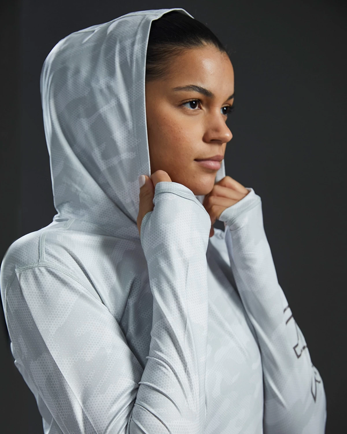 TYR SunDefense™ Women's Vented Hooded Shirt - Camohex 10 TYR SunDefense™ Women's Vented Hooded Shirt - Camohex - Image 10