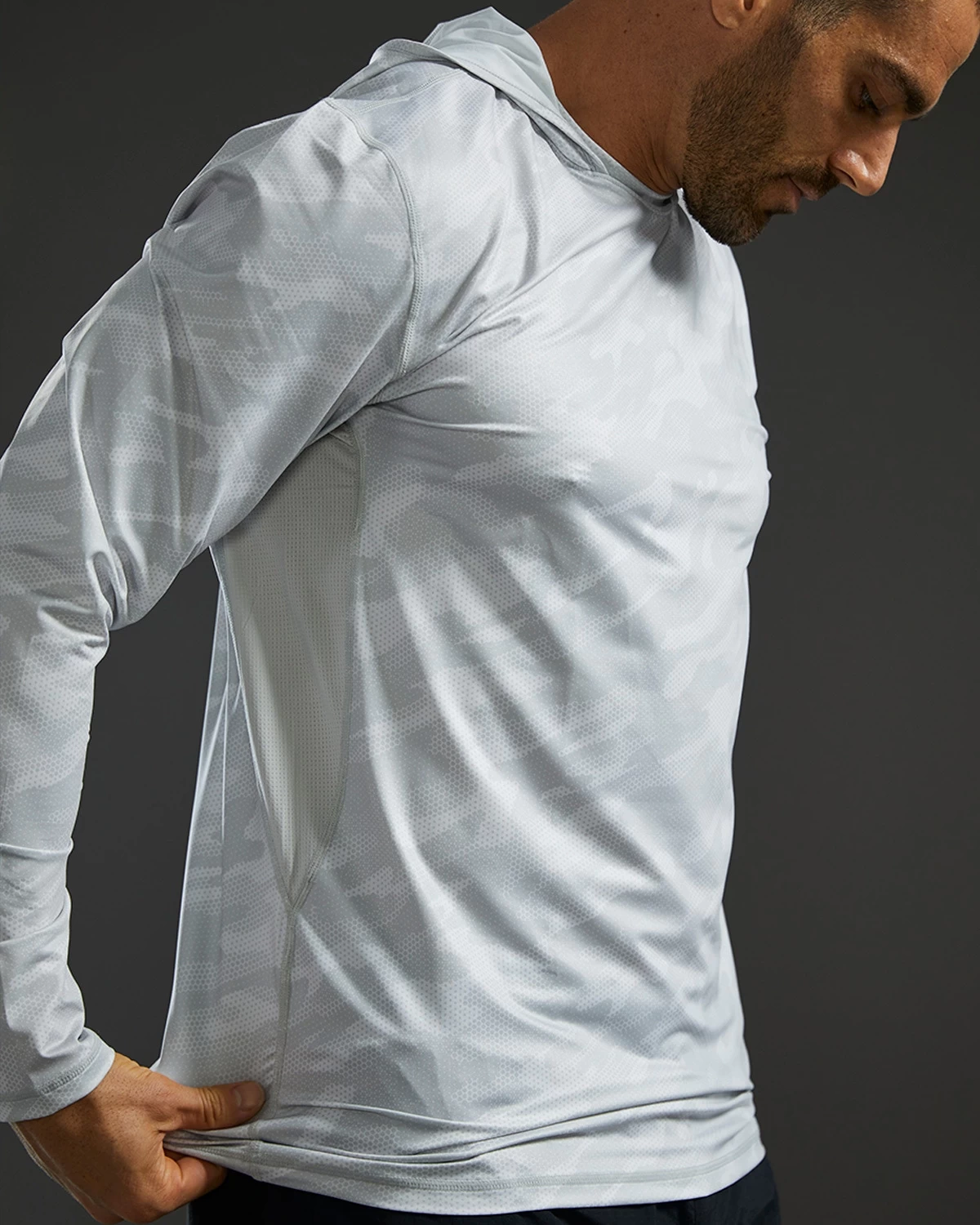 TYR SunDefense™ Men's Vented Hooded Shirt - Camohex 8 TYR SunDefense™ Men's Vented Hooded Shirt - Camohex - Image 8