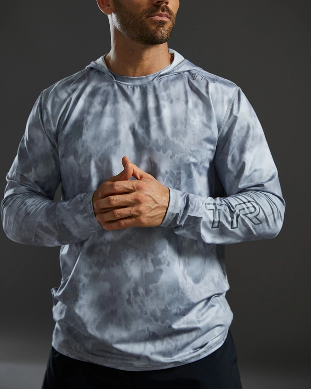 TYR SunDefense™ Men's Vented Hooded Shirt - Turbulent 7 TYR SunDefense™ Men's Vented Hooded Shirt - Turbulent - Image 7