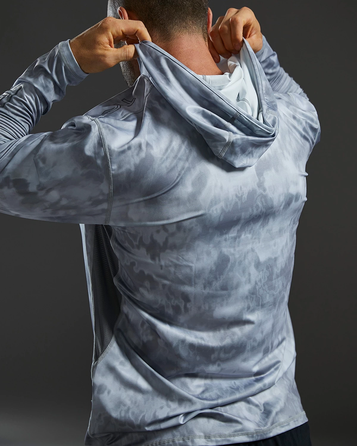 TYR SunDefense™ Men's Vented Hooded Shirt - Turbulent 8 TYR SunDefense™ Men's Vented Hooded Shirt - Turbulent - Image 8