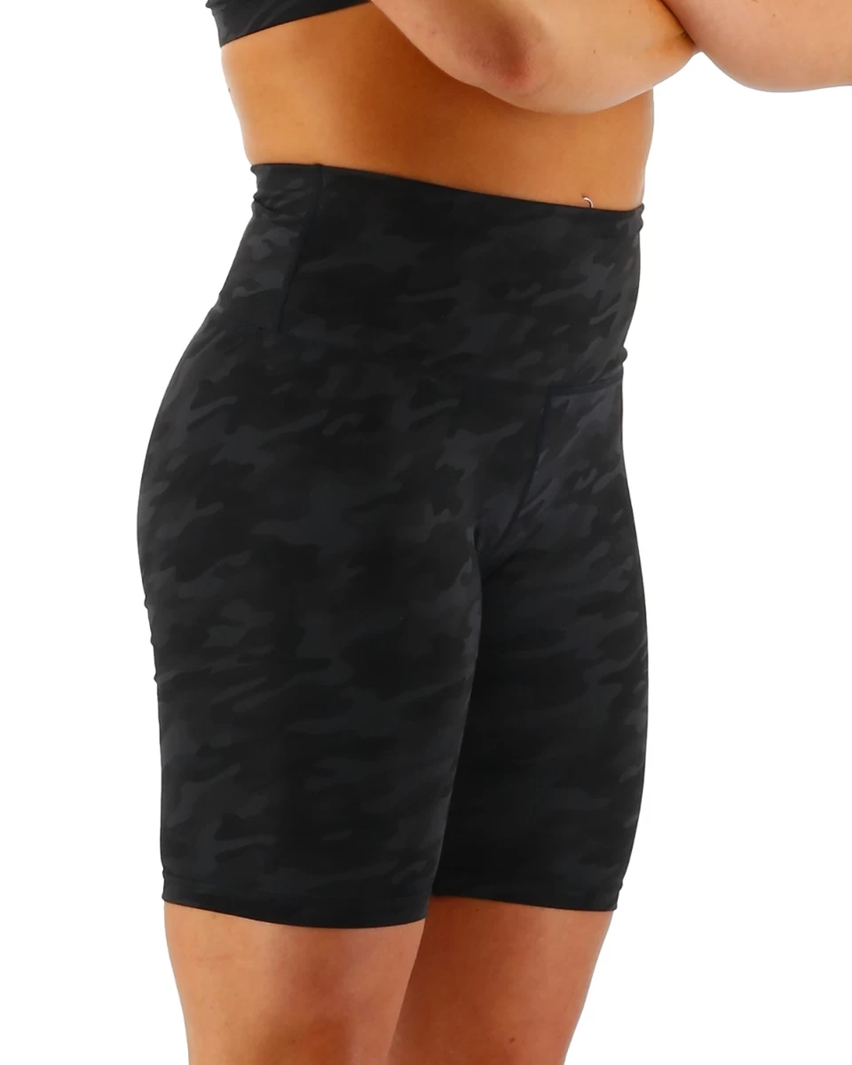TYR Base Kinetic™ Women's High-Rise 8" Shorts - Blackout Camo 6 TYR Base Kinetic™ Women's High-Rise 8" Shorts - Blackout Camo - Image 6
