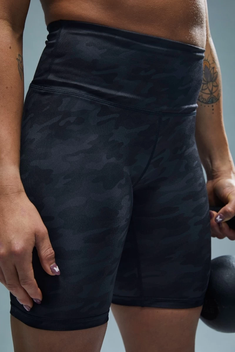 TYR Base Kinetic™ Women's High-Rise 8" Shorts - Blackout Camo 7 TYR Base Kinetic™ Women's High-Rise 8" Shorts - Blackout Camo - Image 7